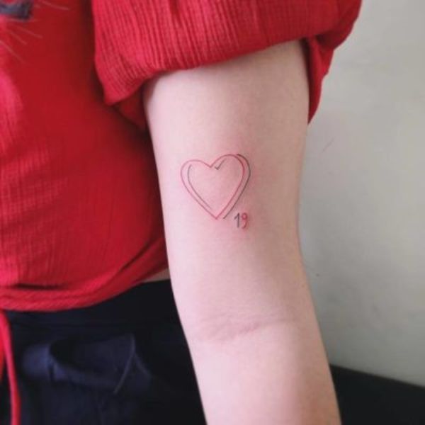 Tattoo trái khoáy tim ở bắp tay