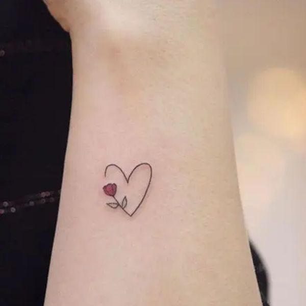 Tattoo trái ngược tim ở cổ tay