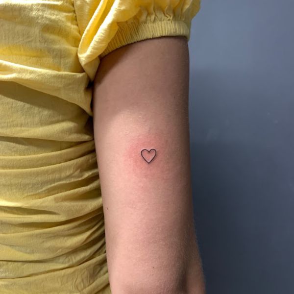 Tattoo trái ngược tim ở tay