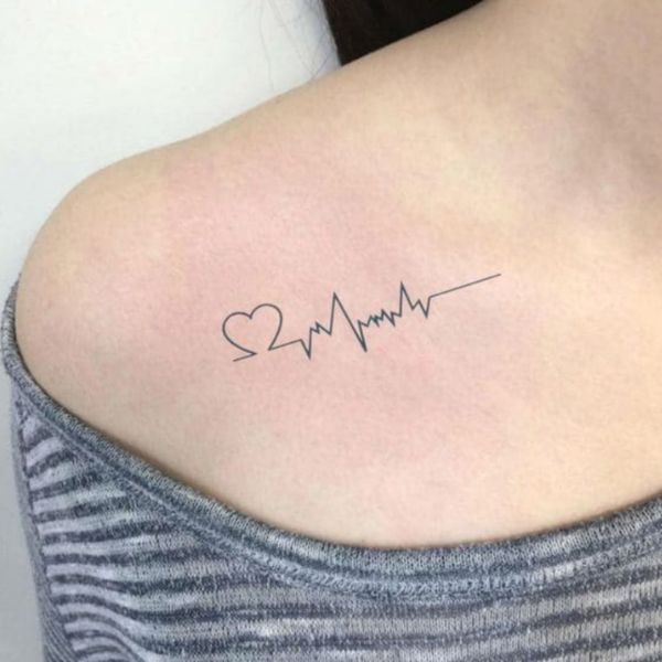 Tattoo trái ngược tim ở vai
