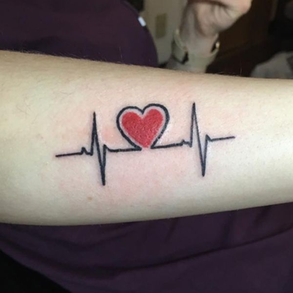 Tattoo trái khoáy tim bên trên tay
