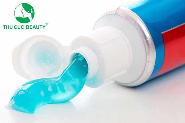 Làm hồng nhũ hoa bằng kem đánh răng