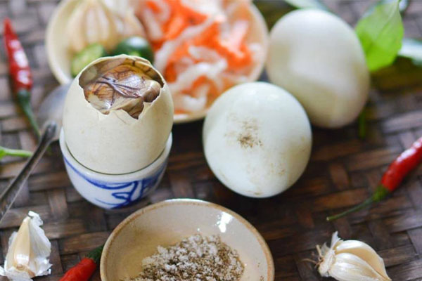 Nâng ngực có được ăn trứng vịt lộn không?