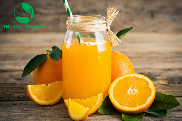 Nâng ngực uống nước cam được không?