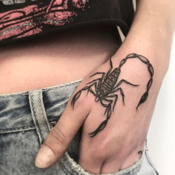 Tattoo bàn tay bọ cạp