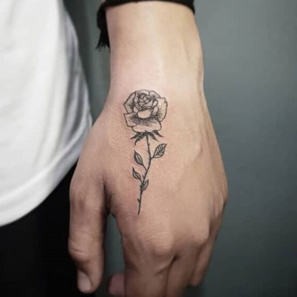 Tattoo bàn tay cánh hoa