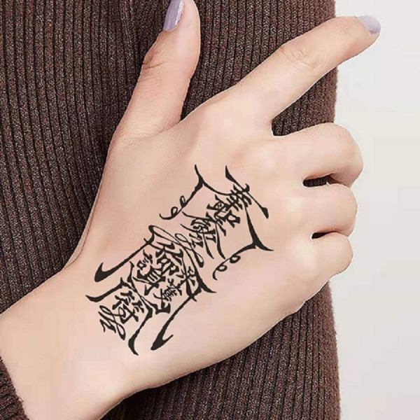 Tattoo bàn tay chữ hán