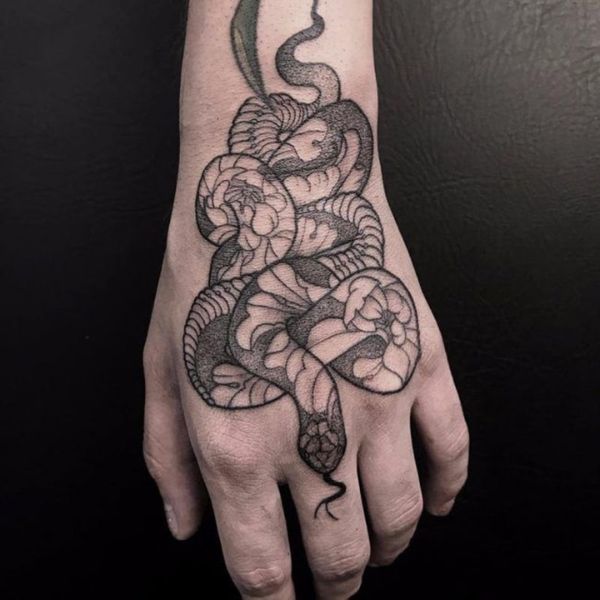 Tattoo bàn tay con cái rắn