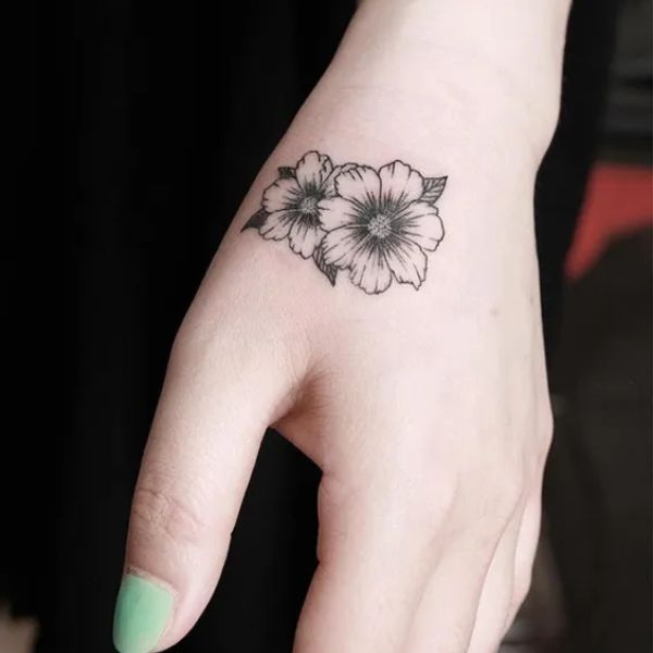 Tattoo bàn tay hoa cúc