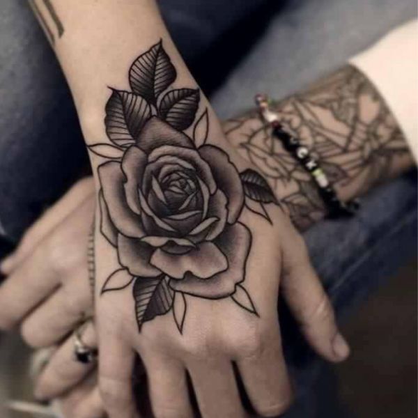 Tattoo bàn tay hoa hồng