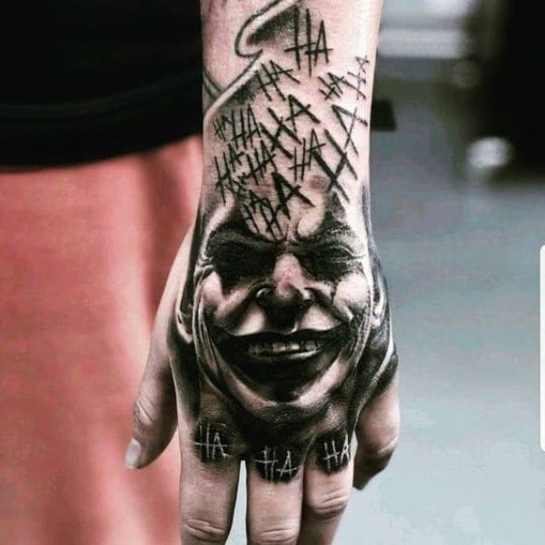 Tattoo bàn tay joker