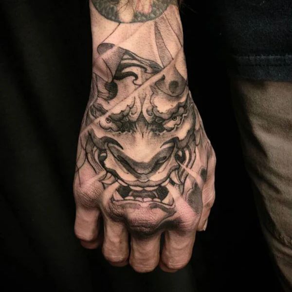 Tattoo bàn tay mặt mũi quỷ