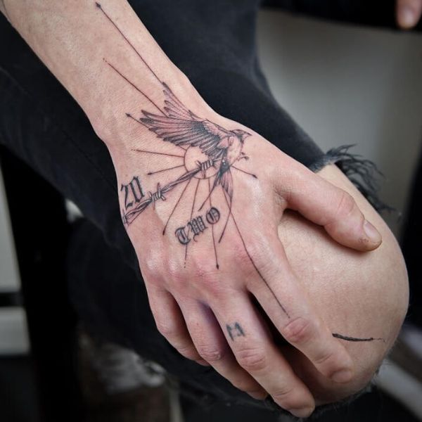 Tattoo bàn tay mũi tên