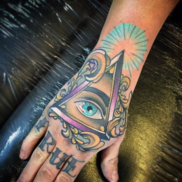 Tattoo bàn tay tam giác