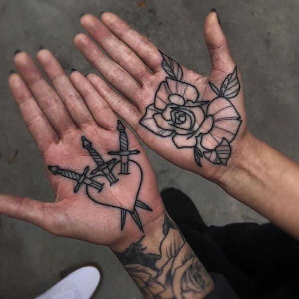 Tattoo bàn tay trái khoáy tim