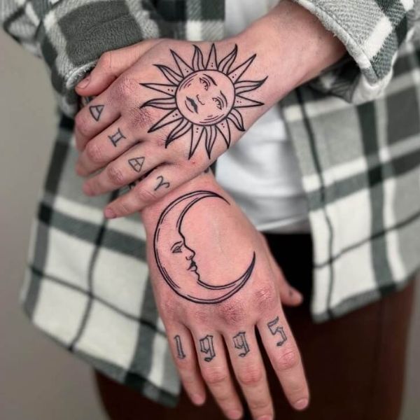 Tattoo bàn tay trăng và sao