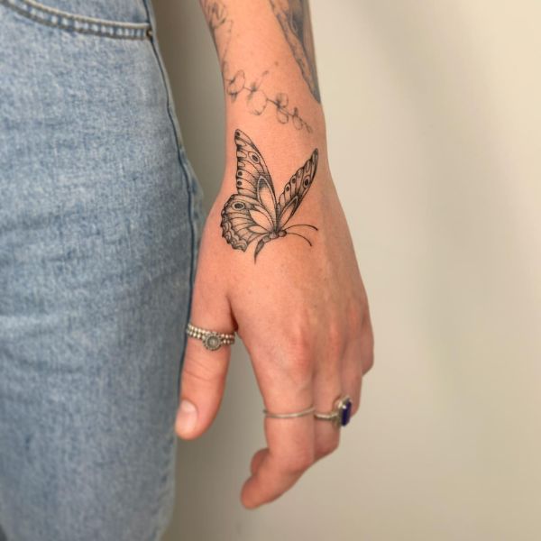 tattoo con bướm bàn tay