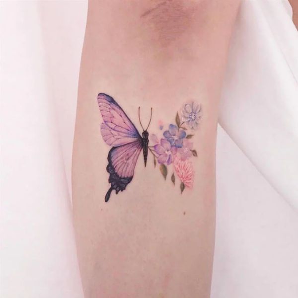 Tattoo con bướm hồng