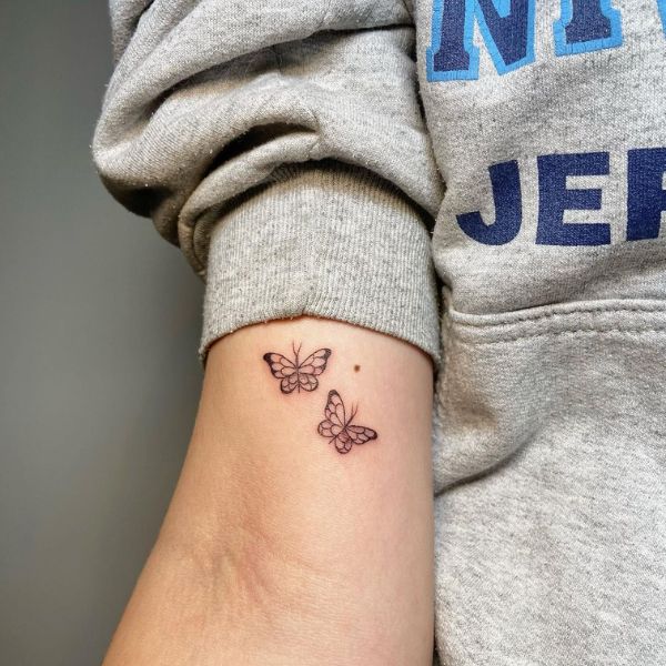 Tattoo con bướm mini ở tay