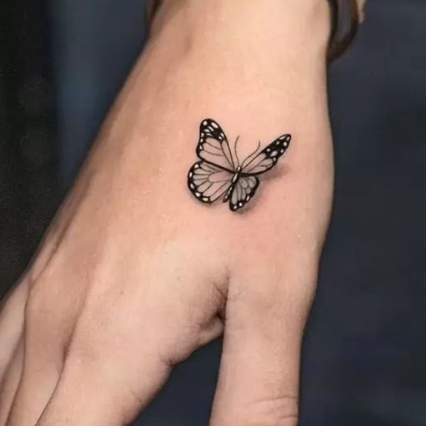 Tattoo con bươm ở bàn tay