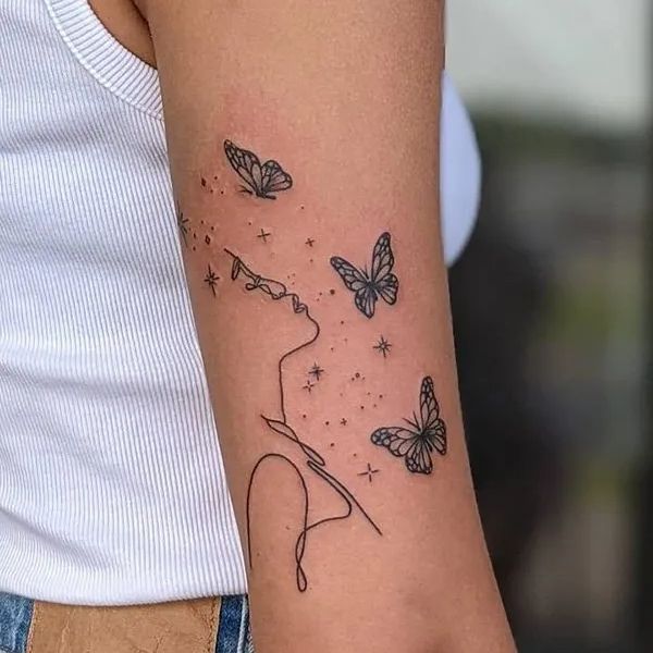 Tattoo con bướm ở bàn tay