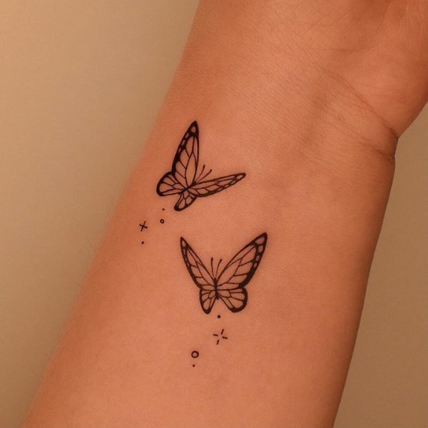 tattoo con bướm ở cổ tay