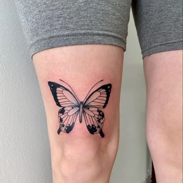 tattoo con bướm ở đùi đẹp cho nữ