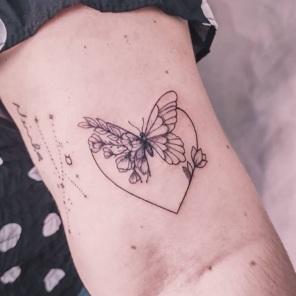 Tattoo con bướm ở khuỷu tay