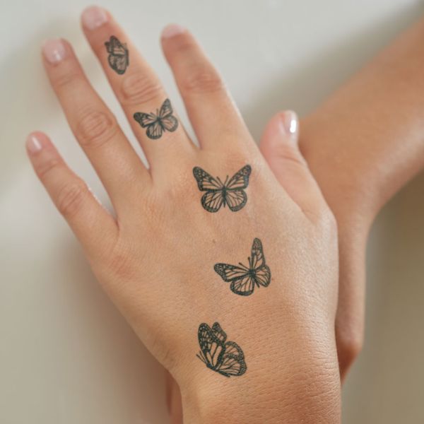 Tattoo con bướm ở ngón tay