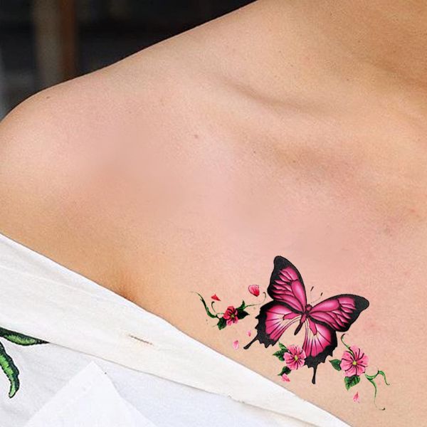 tattoo con bướm ở ngực nữ