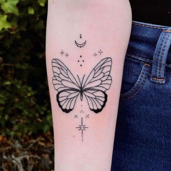 Tattoo con bướm ở tay nữ