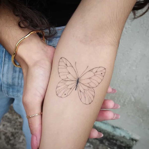 Tattoo con bướm ở tay