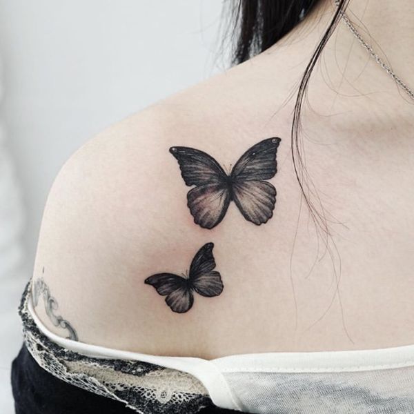 Tattoo con bướm ở xương quai xanh
