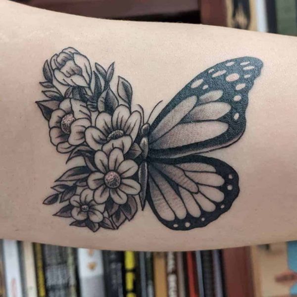 Tattoo con bướm và hoa