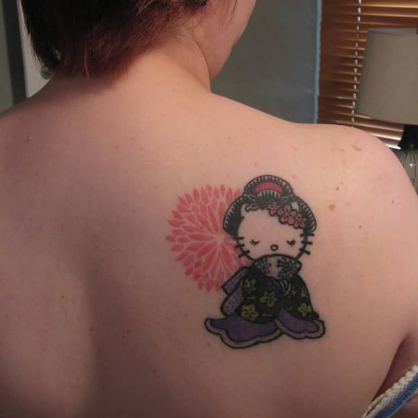 Tattoo hello kitty ở lưng