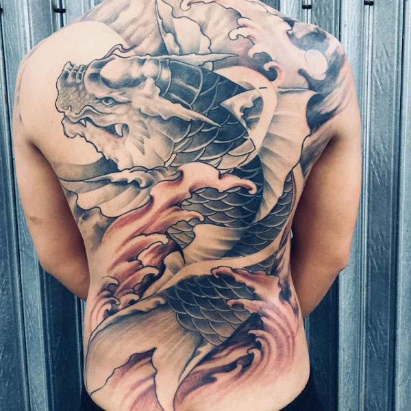 Tattoo cá Long trắng phối đen ở lưng