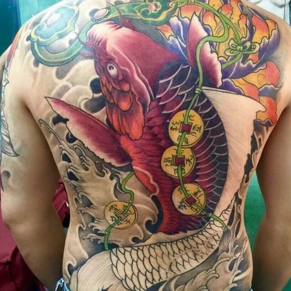 Tattoo cá Long đỏ ối ở lưng