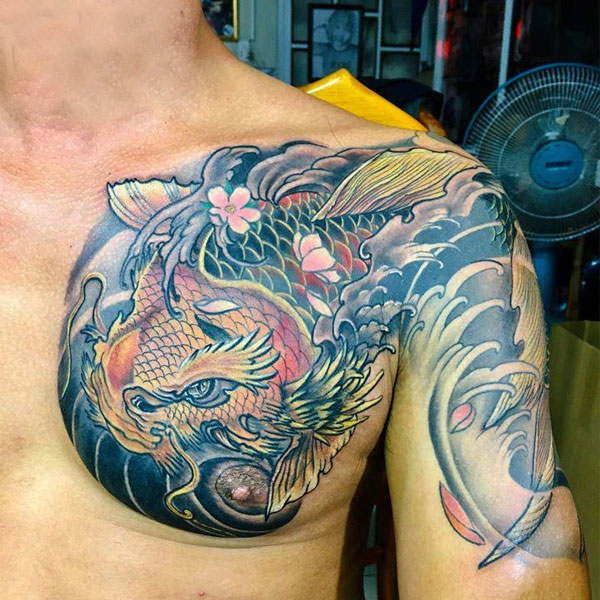 Tattoo cá rồng ở ngực siêu chất