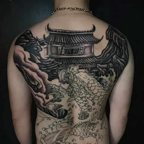 Tattoo cá Long vượt lên trước quỷ môn quan
