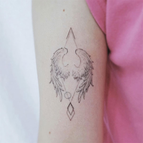 Tattoo cánh thiên thần bắp tay nữ
