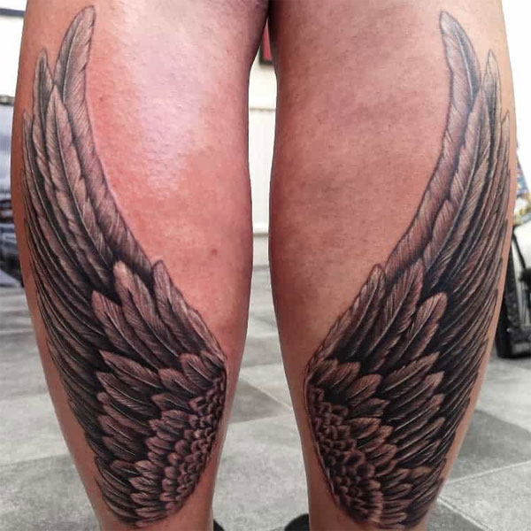 Tattoo cánh thiên thần ở bắp chân