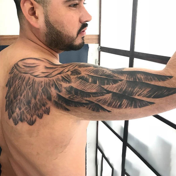 Tattoo cánh thiên thần ở bắp tay
