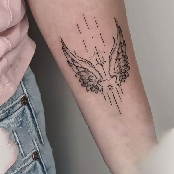 Tattoo cánh cục cưng ở cánh tay