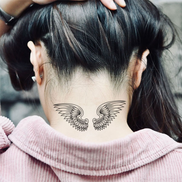 Tattoo cánh thiên thần ở cổ nữ