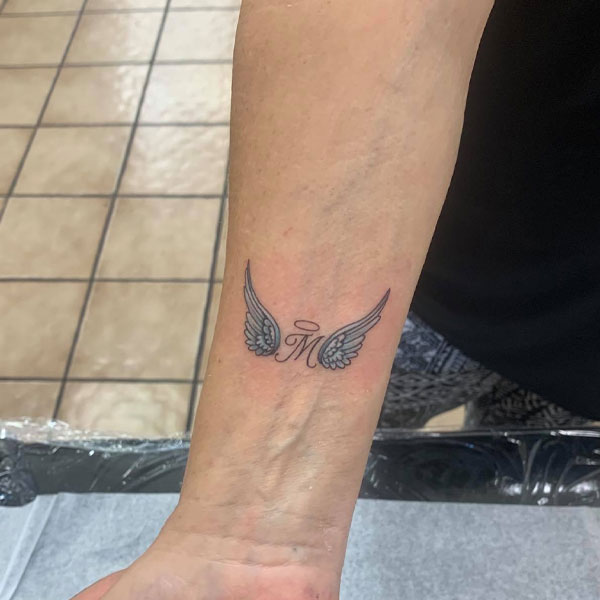 Tattoo cánh thiên thần ở cổ tay đẹp