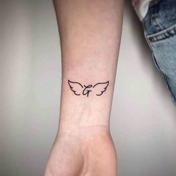 Tattoo cánh thiên thần ở cổ tay
