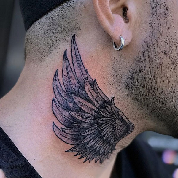 Tattoo cánh thiên thần ở cổ