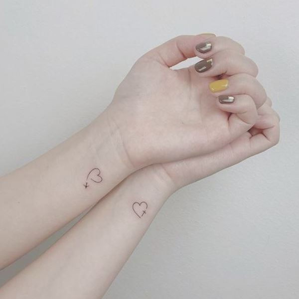 Tattoo cặp mini ở cổ tay