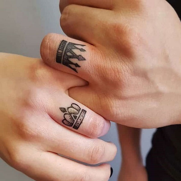 tattoo cặp mini ở ngón tay