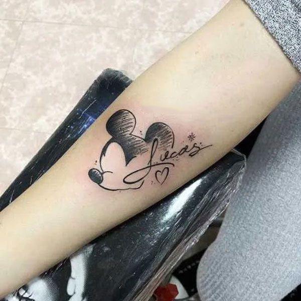 Tattoo chuột mickey cánh tay nam đẹp